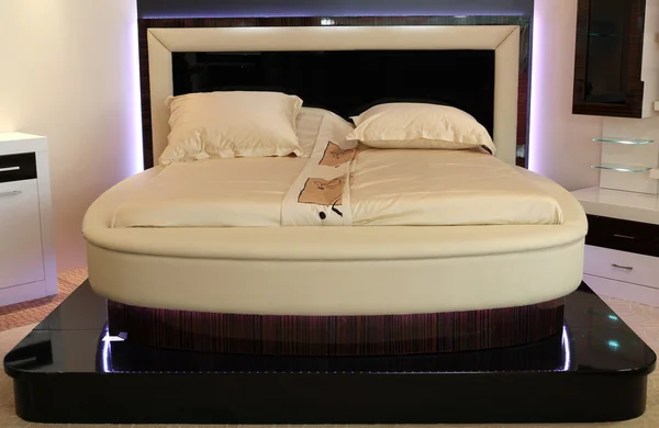 Кровать с неоновым светом — стоковое фото