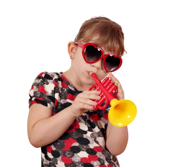 かわいい女の子のサングラスでトランペットを演奏します。 — ストック写真