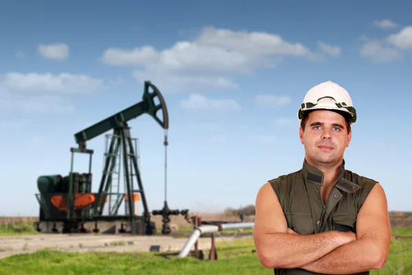 Trabalhador do petróleo posando no campo de petróleo — Fotografia de Stock