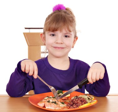 sağlıklı bir öğle yemeği yiyen küçük kız