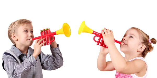 Chico y niña tocan trompeta —  Fotos de Stock