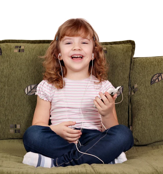 Gelukkig weinig meisje luisteren muziek — Stockfoto