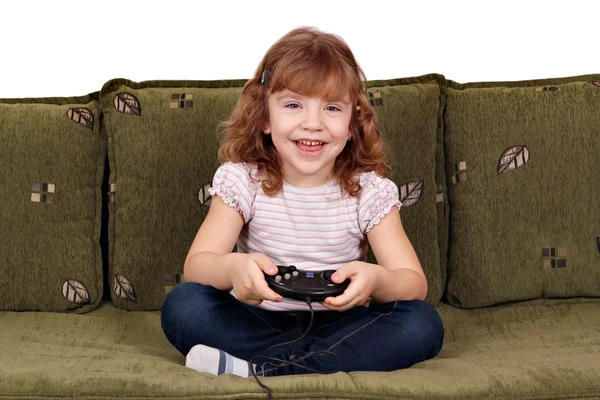 Glückliches kleines Mädchen spielen Videospiel — Stockfoto