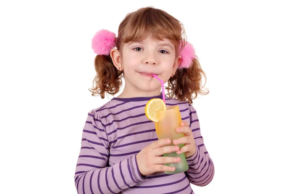 Linda menina bebe limonada — Fotografia de Stock