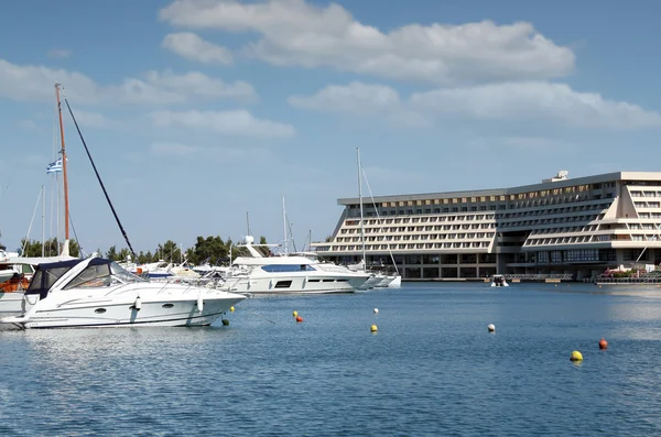 Porto con yacht e barche — Foto Stock