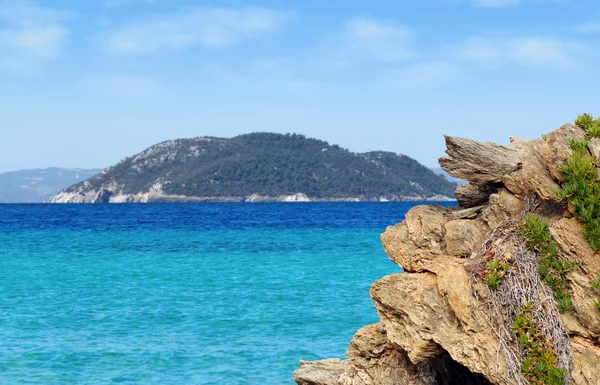 Paysage marin avec rochers et île — Photo