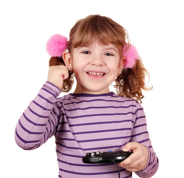 Счастливая маленькая девочка играет в видеоигру и выигрывает — стоковое фото