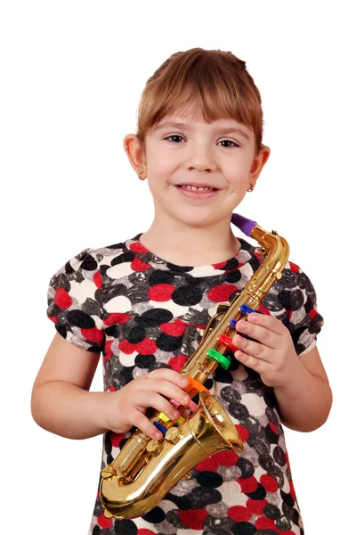 Счастливая маленькая девочка с саксофоном позирует — стоковое фото