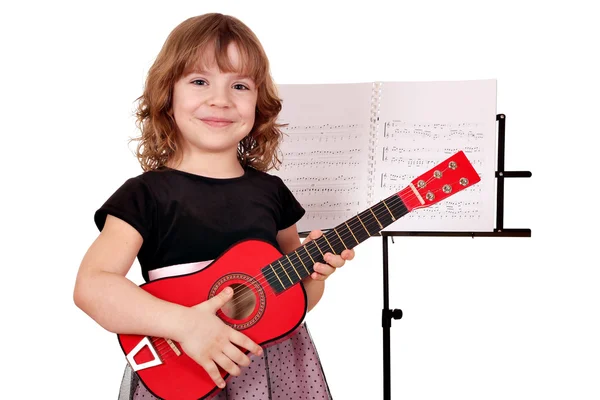 Kleines Mädchen mit Gitarre posiert — Stockfoto