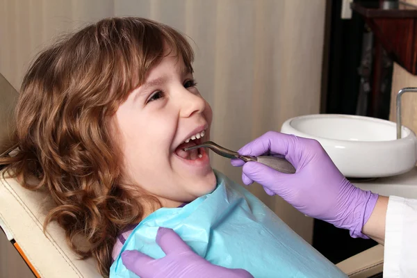 Paziente infantile dal dentista — Foto Stock