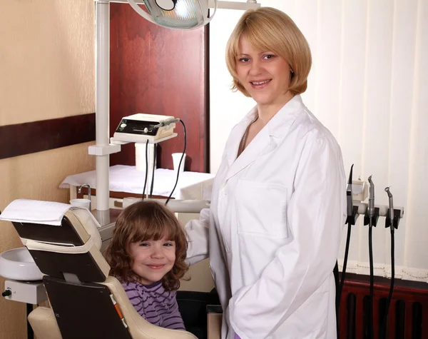 दंतचिकित्सक आणि लहान मुलगी — स्टॉक फोटो, इमेज