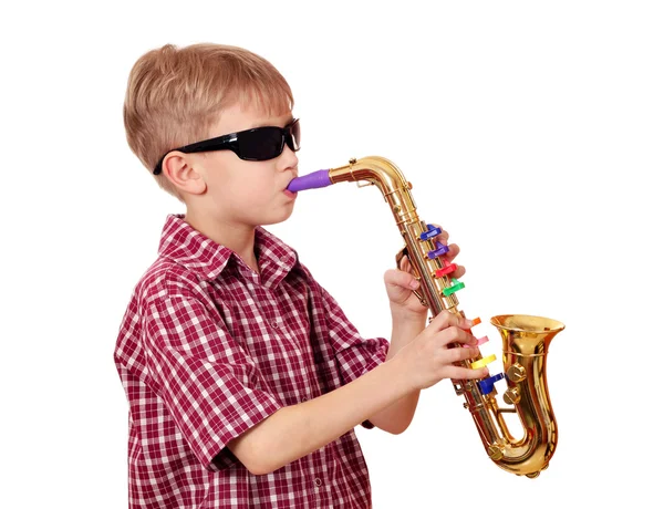 Menino com óculos de sol jogar saxofone — Fotografia de Stock