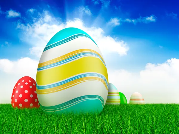 Huevos de Pascua sobre hierba y fondo azul cielo —  Fotos de Stock