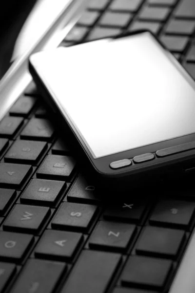 Inteligentny telefon i laptop - koncepcja biznesowa — Zdjęcie stockowe