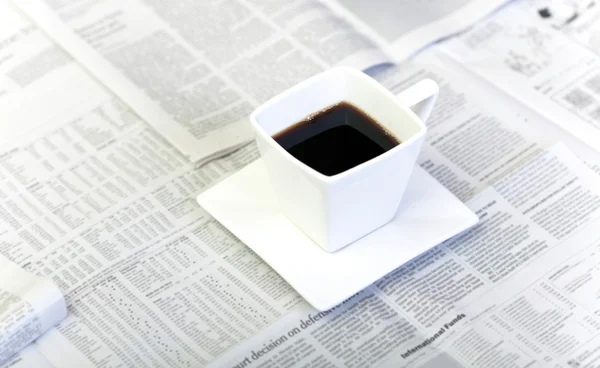 Koffie en krant — Stockfoto