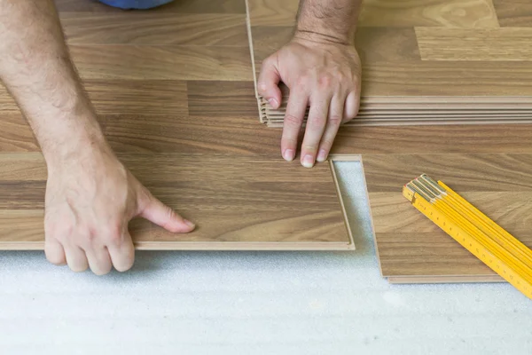 Installazione di pavimenti in laminato di legno — Foto Stock