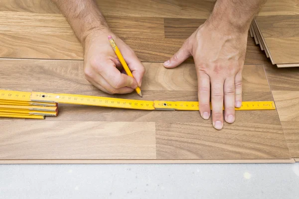 Instalación de suelos laminados de madera —  Fotos de Stock