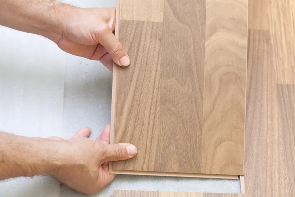 Tischler verlegt Holzboden — Stockfoto