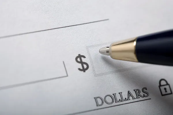 Schrijven van een cheque — Stockfoto