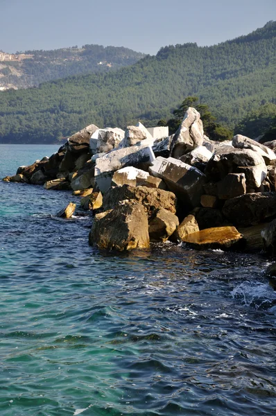 Rock Coastline na řeckém ostrově Thassos — Stock fotografie
