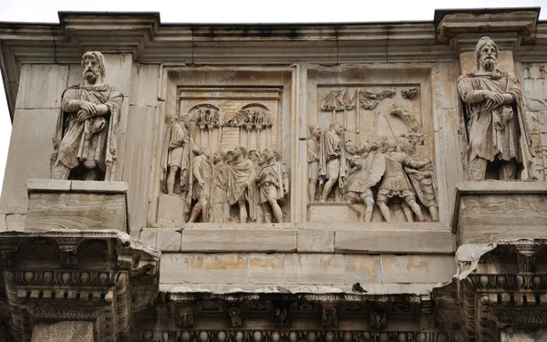 ローマにおけるコンスタンティヌスの凱旋門のアーチ — ストック写真
