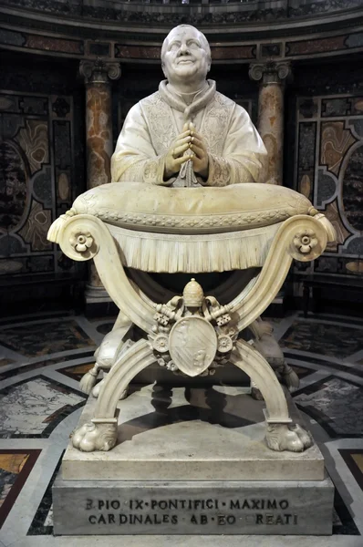 罗马教皇演唱 cardinales 雕像 — 图库照片