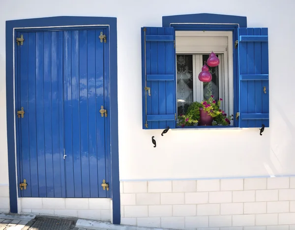 Blaue Tür und Fenster — Stockfoto