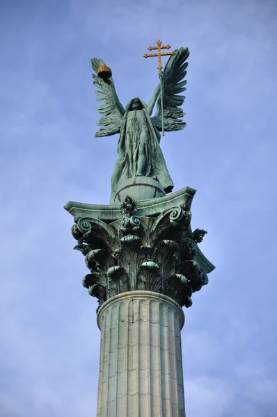 Estátua na Praça do Herói em Budapeste — Fotografia de Stock