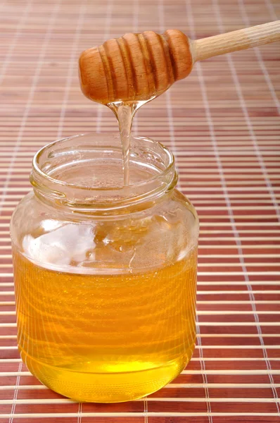 Medu a lžičkou — Stock fotografie
