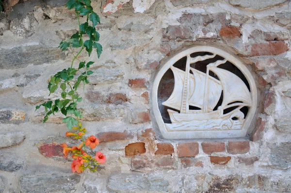 Detalhe do navio na parede velha na cidade de Kavala - Grécia — Fotografia de Stock