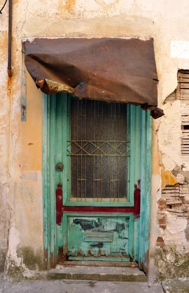 Velha porta abandonada — Fotografia de Stock