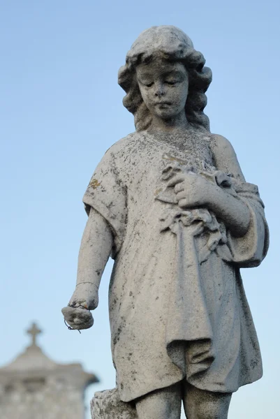 Estatua de un pequeño ángel triste —  Fotos de Stock