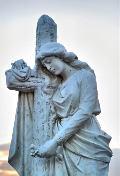 Ангел-хранитель с крестом — стоковое фото