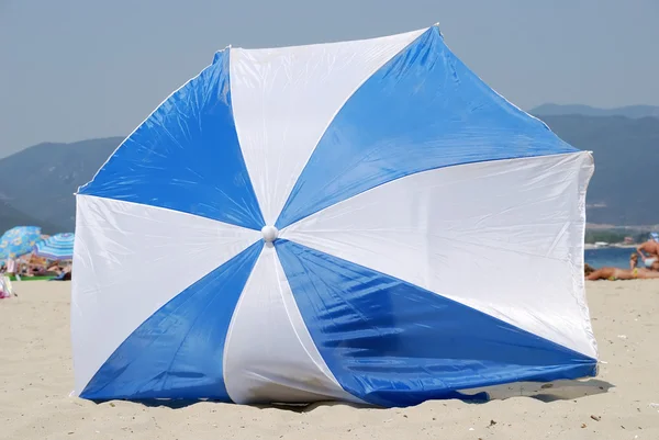 Guarda-chuva branco azul — Fotografia de Stock