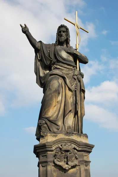 Статуя Иисуса на Карловом мосту в Праге — стоковое фото