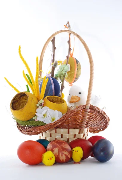 Huevos en la cesta de Pascua —  Fotos de Stock