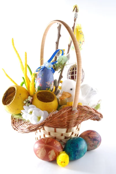Huevos en la cesta de Pascua —  Fotos de Stock