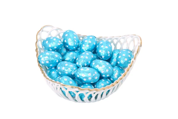 Koš plný s čokoládová velikonoční vejce — Stock fotografie