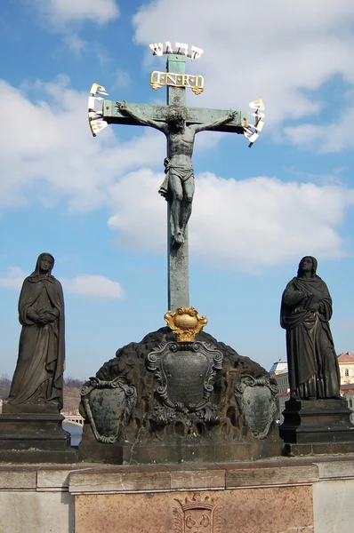 Christus standbeeld op charles bridge, prague — Stockfoto