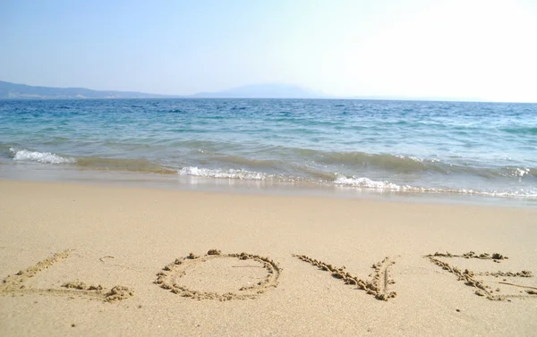 Kärlek skrivet på sandstrand — Stockfoto