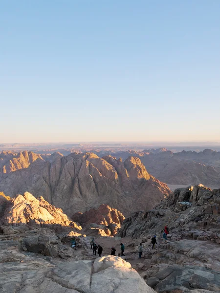 Pyhiinvaeltajat laskeutuvat Mooseksen vuorelta — kuvapankkivalokuva