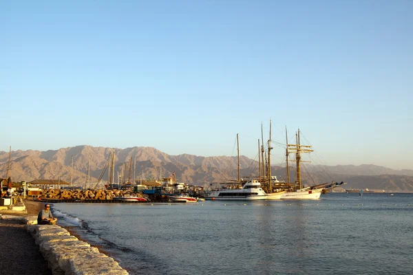埃拉特，以色列，2011 年 12 月-查看上湾，由 t 照明 — 图库照片