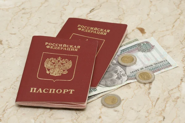 Dois passaportes russos e pouco dinheiro egípcio — Fotografia de Stock