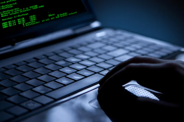 Hacker roubando dados de um laptop — Fotografia de Stock