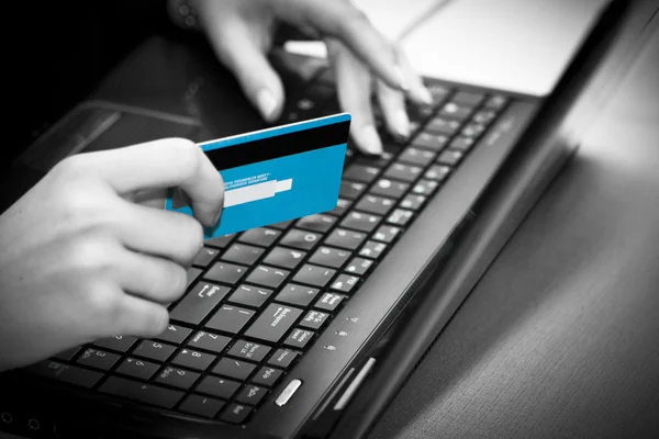 Compras en línea con tarjeta de crédito en el ordenador portátil —  Fotos de Stock