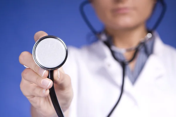 Une femme médecin tenant un stéthoscope. Infirmier — Photo