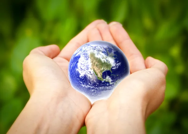 Země v rukou. svět sklo — Stock fotografie