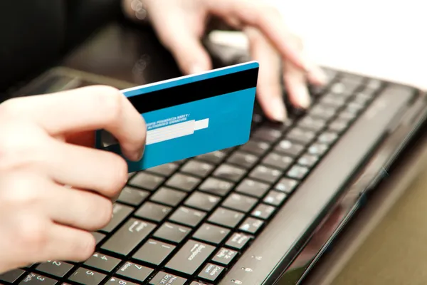 Zakupy online kartą kredytową na laptopie — Zdjęcie stockowe