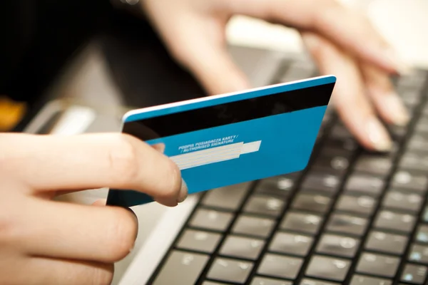 Online shopping med kreditkort på laptop — Stockfoto