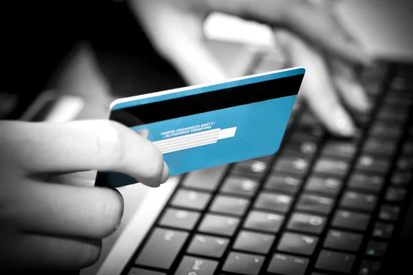 Online αγορές με πιστωτική κάρτα σε φορητό υπολογιστή — Φωτογραφία Αρχείου